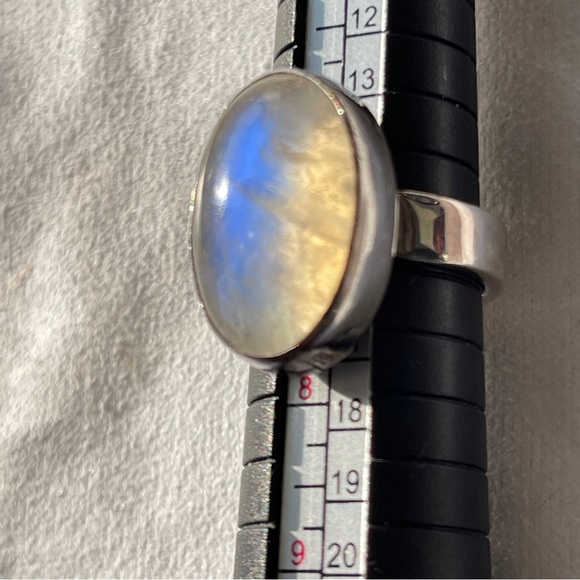 Elegant Silver and Blue Large Moonstone Cabochon Ring Size 7 - Picture 8 of 11